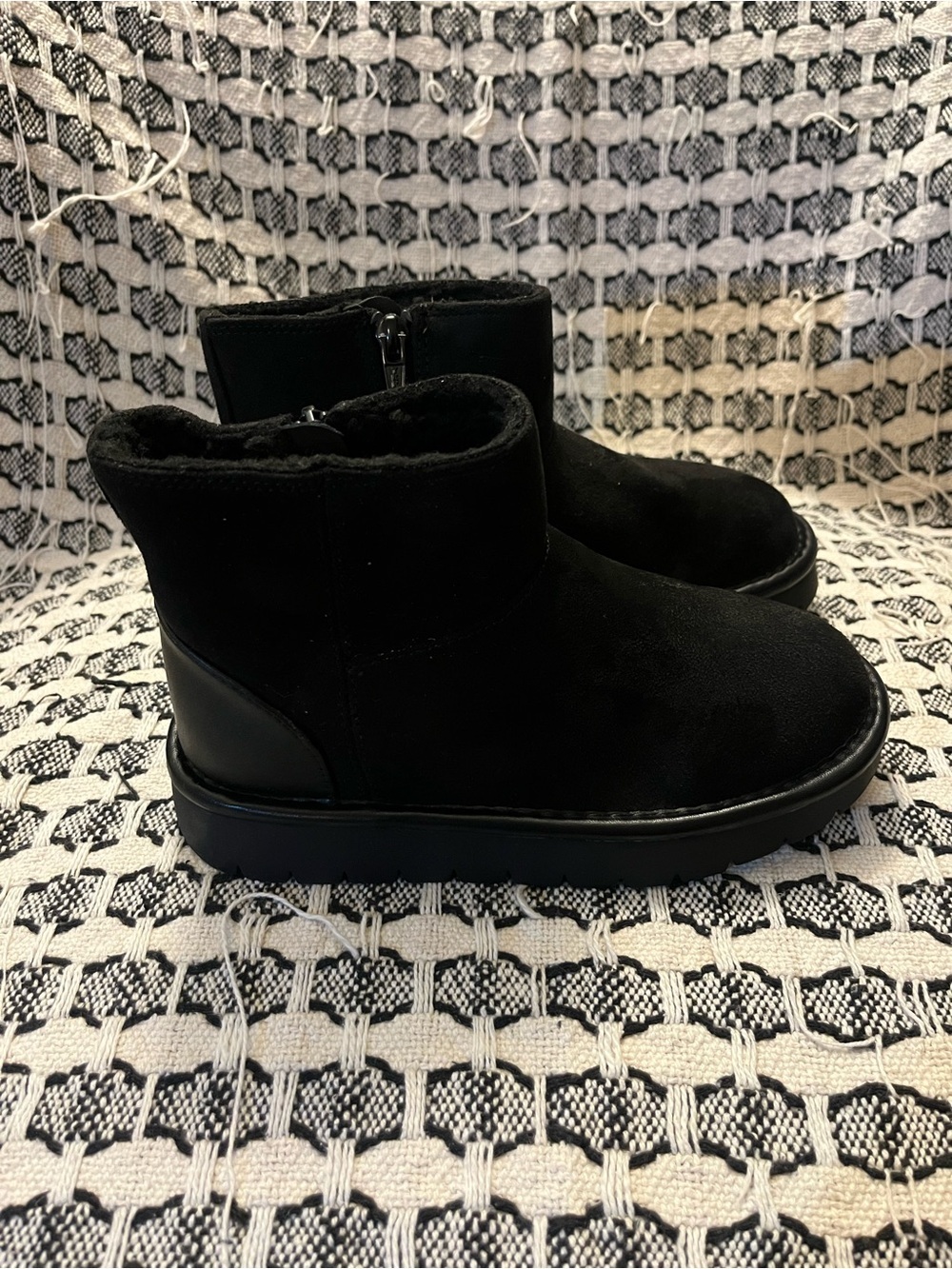 Cat & Jack Black Kids Ankle Boots with Plush Lining - Picture 5 of 7